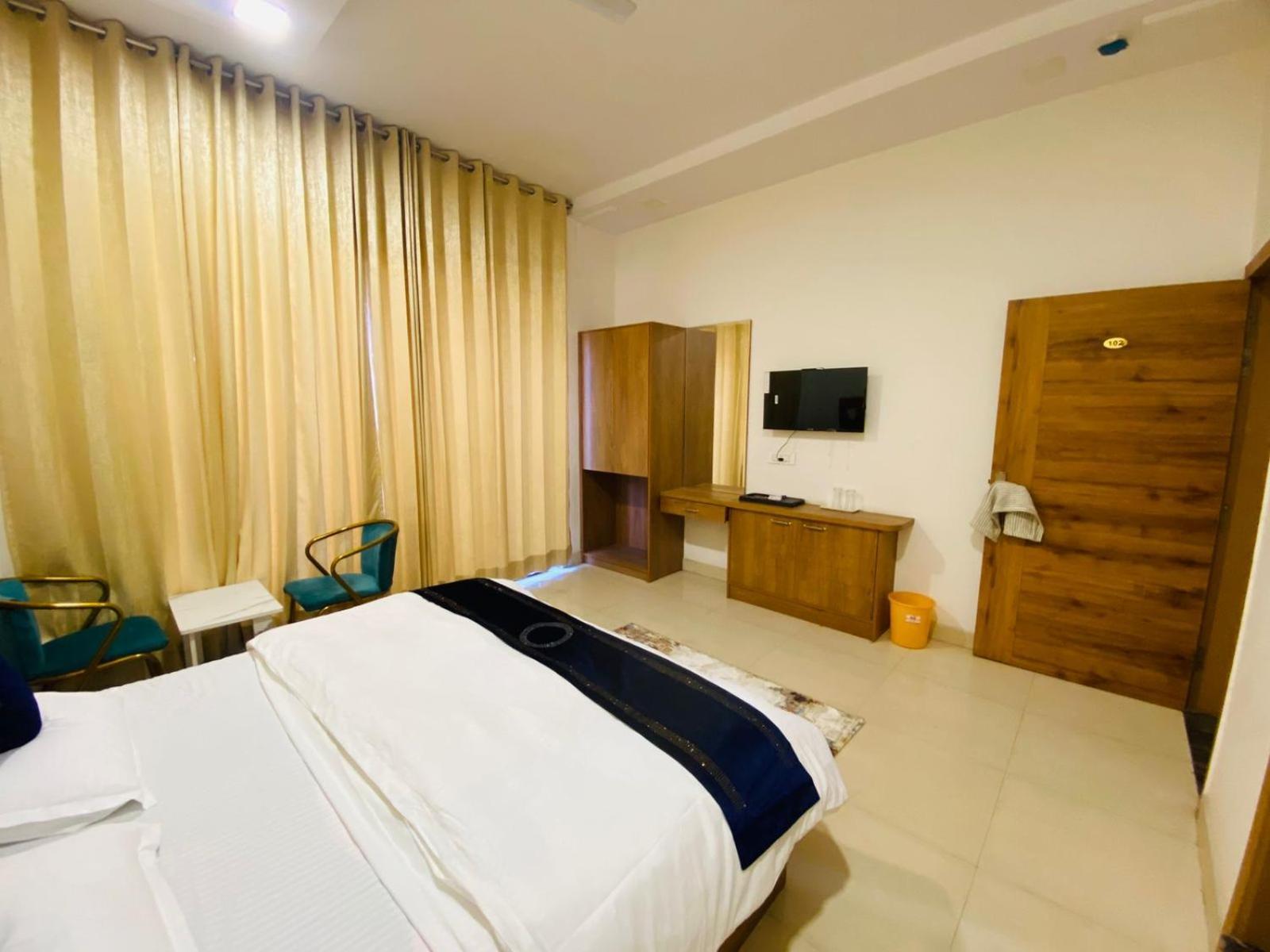 Ry Luxuries Hotel Amritsar Exterior photo
