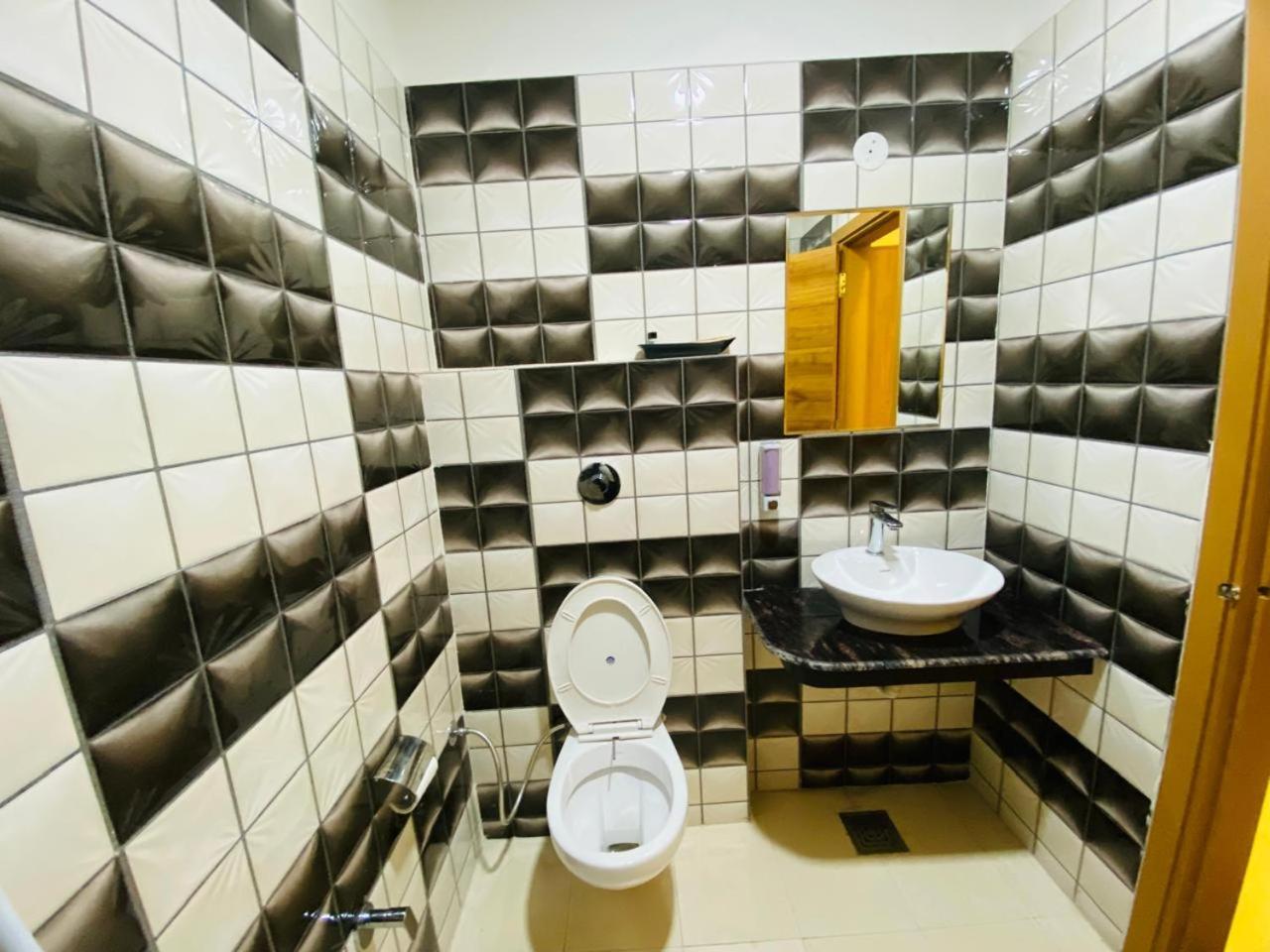 Ry Luxuries Hotel Amritsar Exterior photo