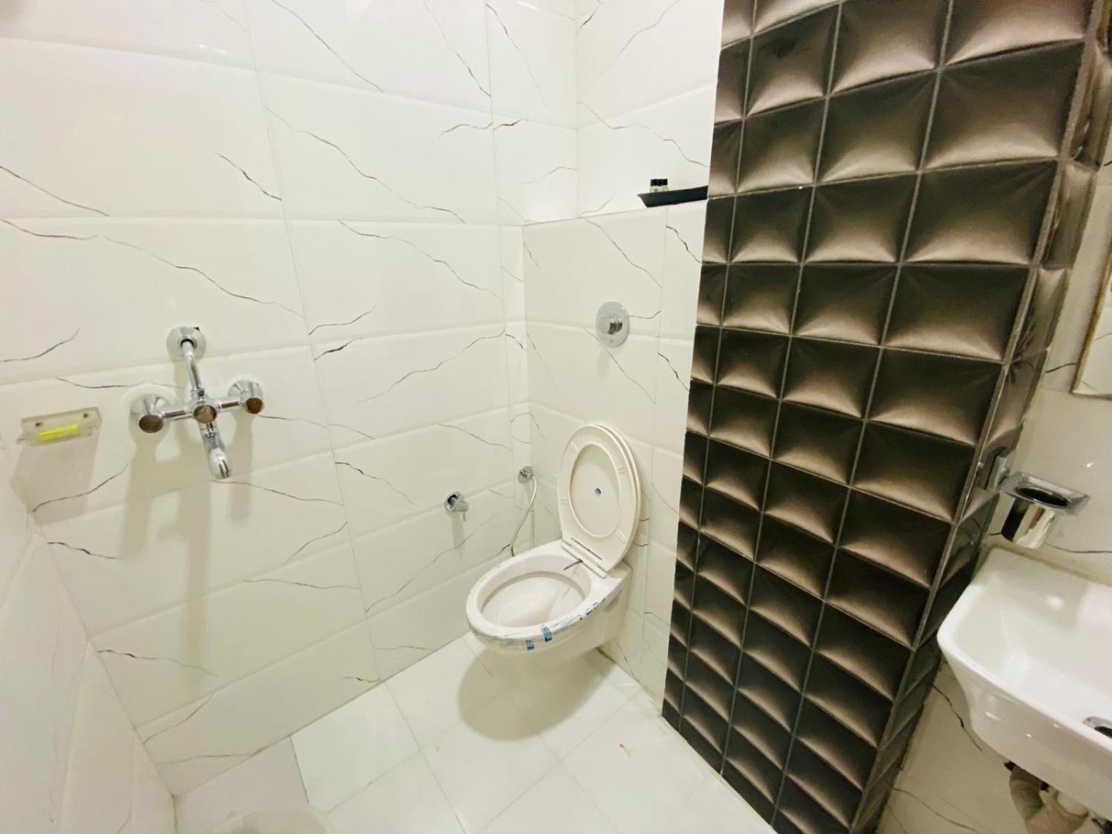 Ry Luxuries Hotel Amritsar Exterior photo