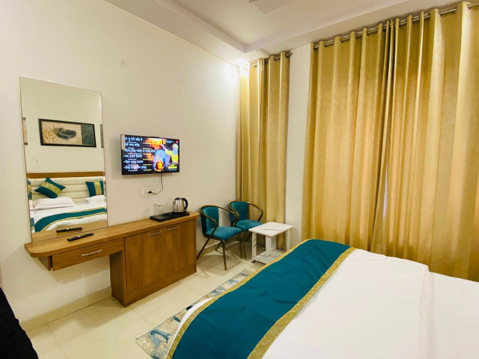 Ry Luxuries Hotel Amritsar Exterior photo