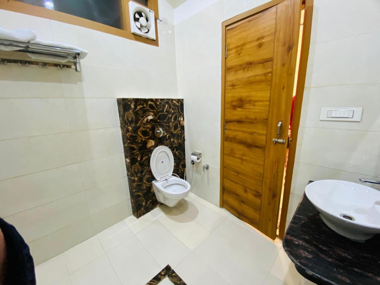 Ry Luxuries Hotel Amritsar Exterior photo