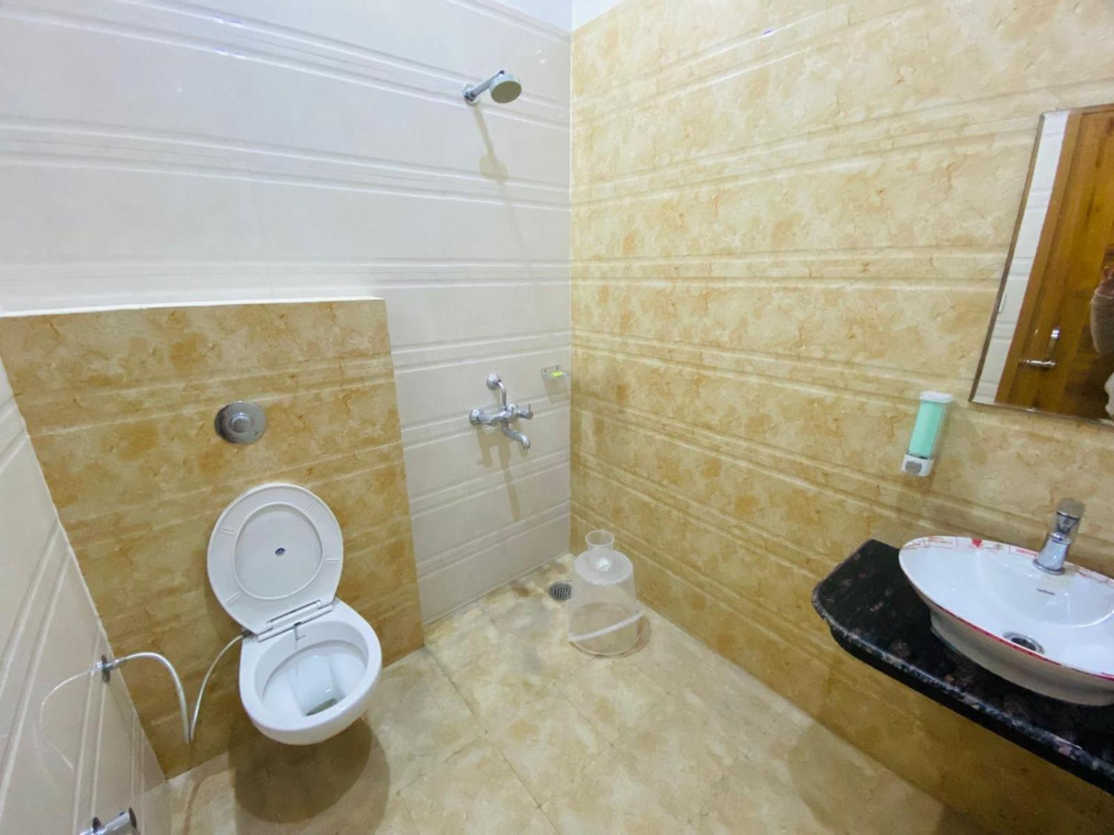 Ry Luxuries Hotel Amritsar Exterior photo