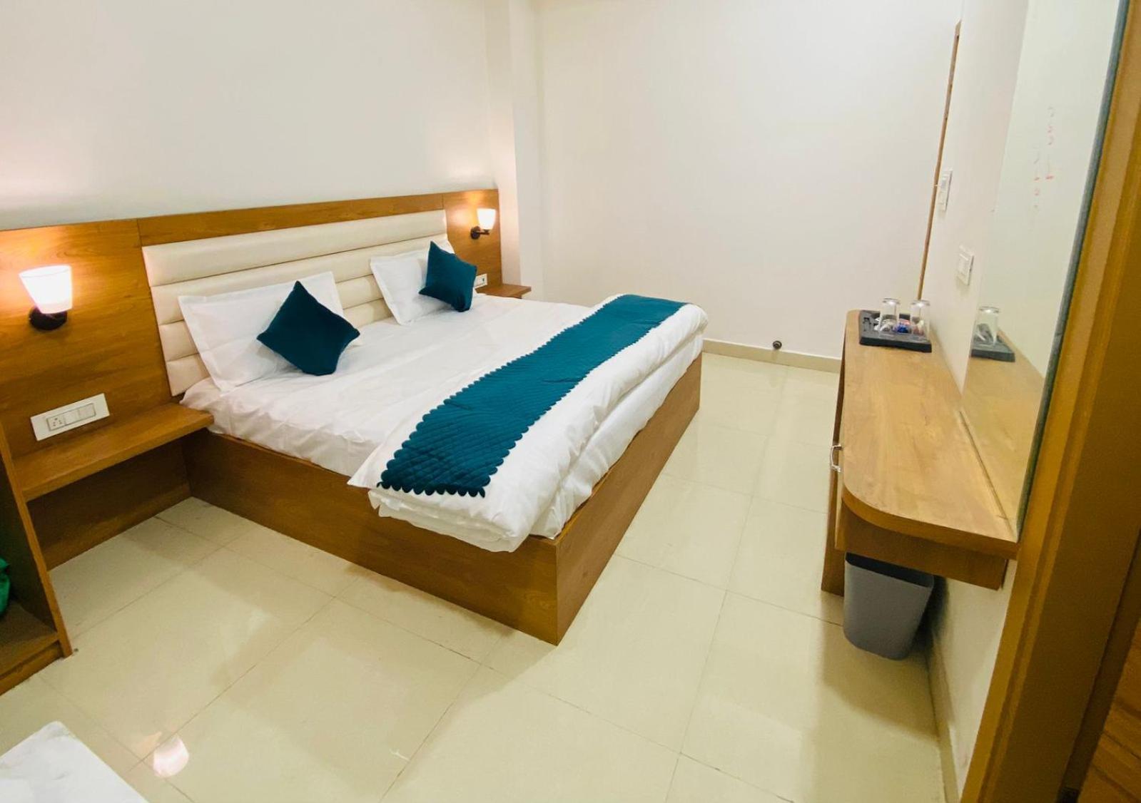 Ry Luxuries Hotel Amritsar Exterior photo